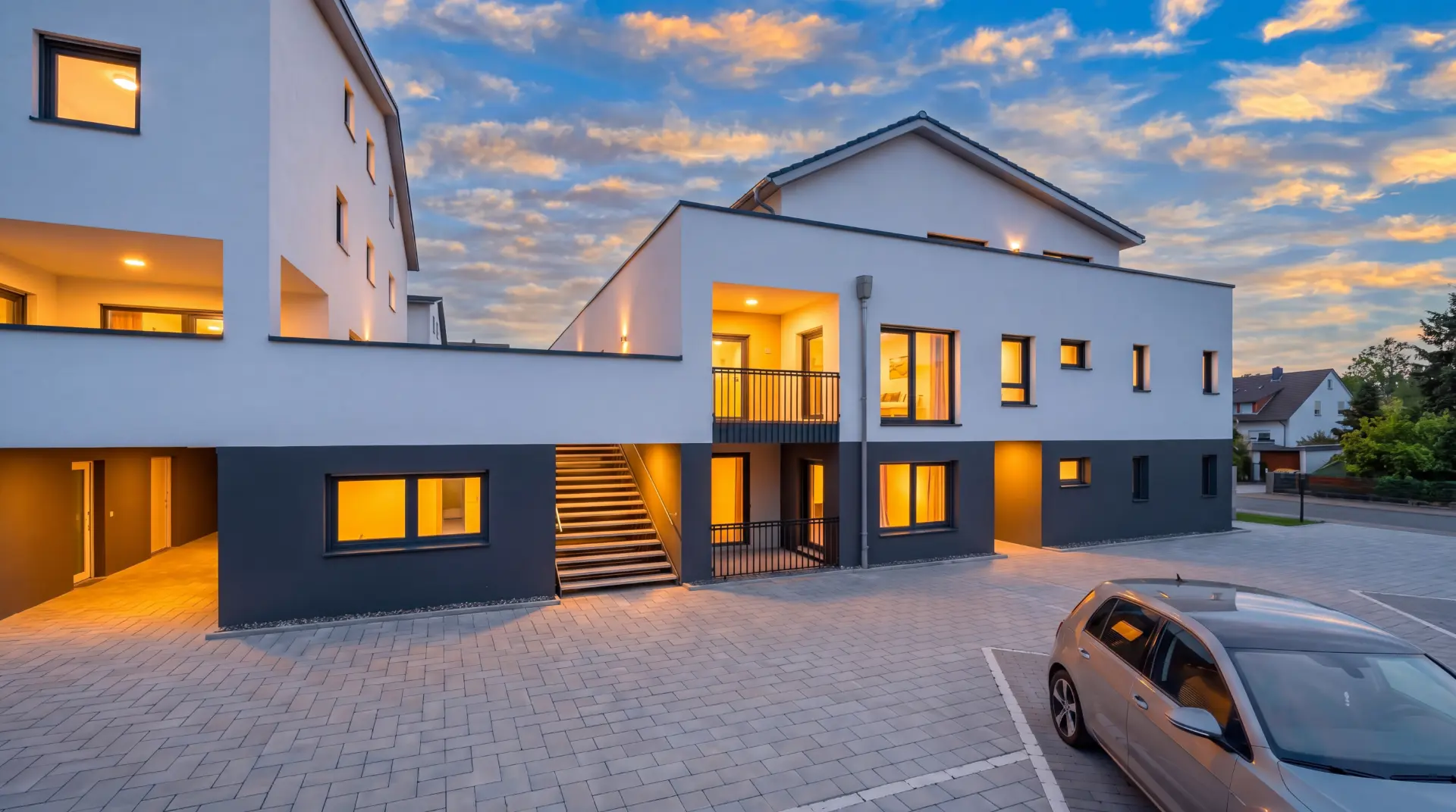 Visualisierung: AM GOLDBACH in der Abenddämmerung, Außentreppe und warm erleuchtete Fenster